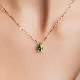 Collier grenat tsavorite poire or jaune porté