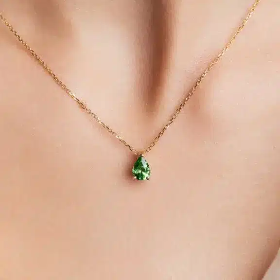 Collier grenat tsavorite poire or jaune porté