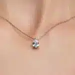 Collier saphir incolore poire or blanc porté
