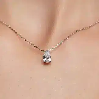 Collier saphir incolore poire or blanc porté