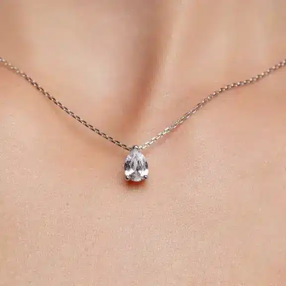 Collier saphir incolore poire or blanc porté