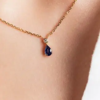 Collier saphir diamant or jaune porté