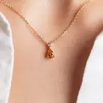 Collier grenat spessartite poire et diamant en or jaune porté