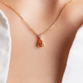 Collier grenat spessartite poire et diamant en or jaune porté
