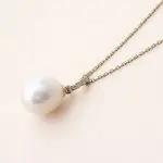 Pendentif Eau douce diamants : Perle blanche avec fine bélière sertie de Diamants
