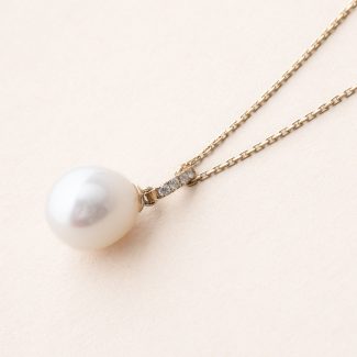 Pendentif Eau douce : Perle blanche avec fine bélière sertie de Diamants