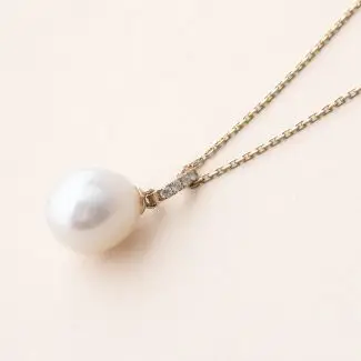 Pendentif Eau douce diamants : Perle blanche avec fine bélière sertie de Diamants