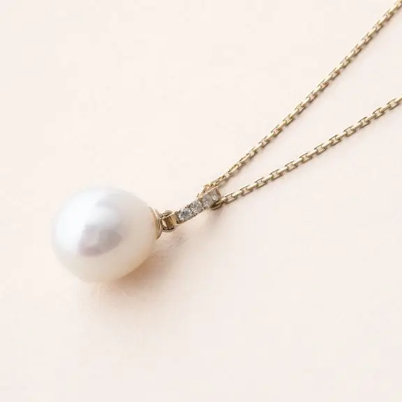 Pendentif Eau douce diamants : Perle blanche avec fine bélière sertie de Diamants