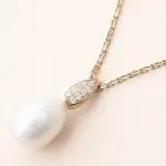 Pendentif Flore Diamants : Perle claire avec bélière sertie de Diamants