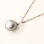Pendentif perle Tahiti Diamants : Perle grise avec fine bélière sertie de Diamants