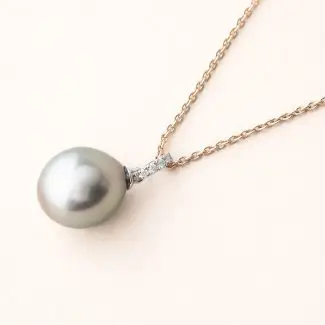Pendentif perle Tahiti Diamants : Perle grise avec fine bélière sertie de Diamants