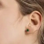 boucles d'oreilles clous émeraude or jaune portées