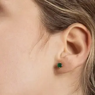 boucles d'oreilles clous émeraude or jaune portées