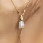 Pendentif perle diamant flore sur main - perle d'akoya