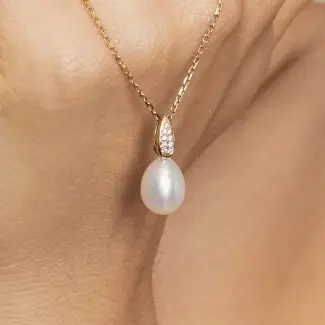 Pendentif perle diamant flore sur main - perle d'akoya