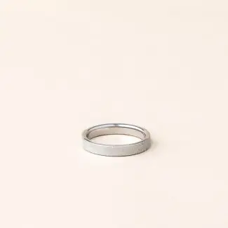 Alliance ruban brossé en or blanc - charles arteon joaillerie