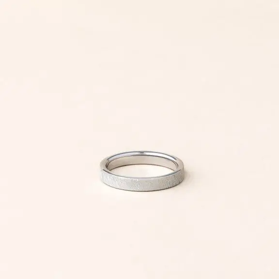 Alliance ruban brossé en or blanc - charles arteon joaillerie
