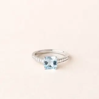 Bague topaze bleue et diamants en or blanc - modèle Apolline de Charles Arteon Joaillerie