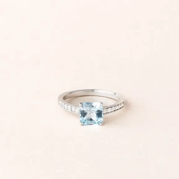 Bague topaze bleue et diamants en or blanc - modèle Apolline de Charles Arteon Joaillerie