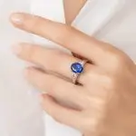Bague Victoria saphir diamants portée