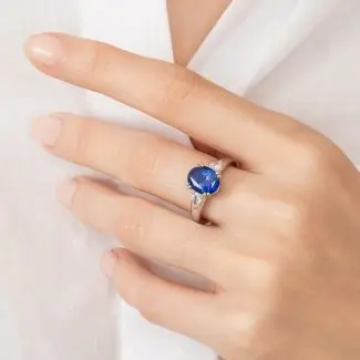 Bague Victoria saphir diamants portée