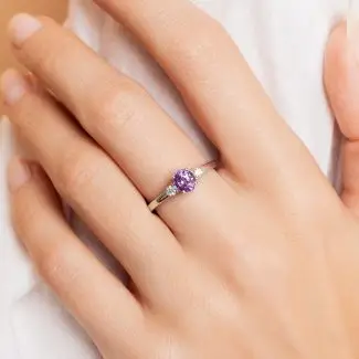 Bague saphir violet et diamants Manon portée