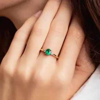 Bague emeraude diamants Manon portée