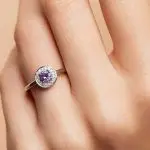 Bague saphir violet diamants halo or blanc porté