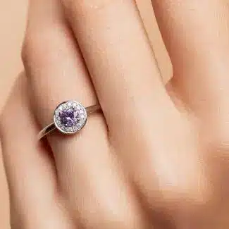 Bague saphir violet diamants halo or blanc porté