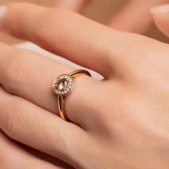 Bague saphir or jaune - saphir orange halo de diamants portée