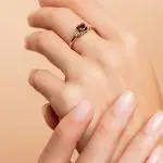 Bague Eléonore Grenat portée