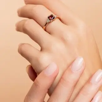 Bague Eléonore Grenat portée