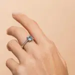 Bague topaze bleue diamants Apolline portée