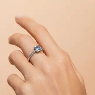 Bague topaze bleue diamants Apolline portée