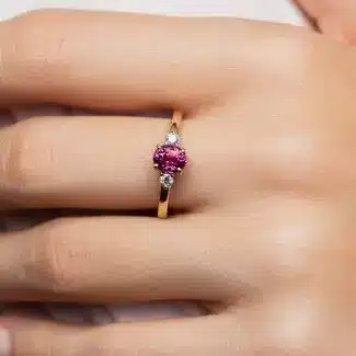 Bague grenat umbalite et diamants - Manon portée