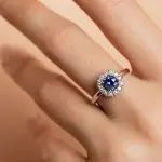 Bague art déco saphir assher diamants portée