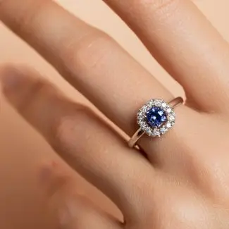 Bague art déco saphir assher diamants portée