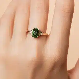 Bague salomé tourmaline chrome diamant portée