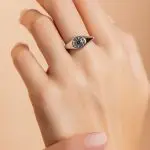 Chevalière diamant brun saphir teal or gris portée