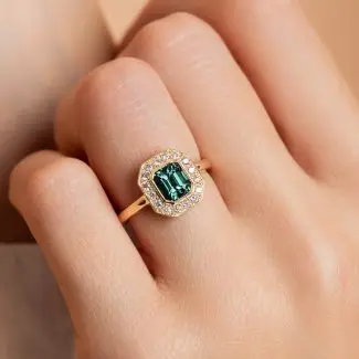 Bague art déco tourmaline lagon diamants or jaune portée