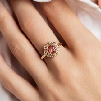 Bague art déco sunstone et diamants bruns portée en or jaune - modèle Art Déco de Charles Arteon Joaillerie