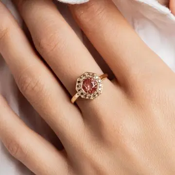Bague art déco sunstone et diamants bruns portée en or jaune - modèle Art Déco de Charles Arteon Joaillerie