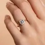 Bague art déco saphir diamant or rose portée