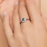 Bague art déco saphir teal diamant or blanc porté