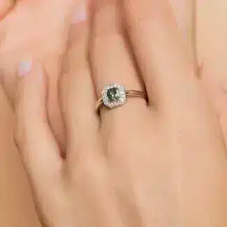 Bague art déco saphir teal diamant or blanc porté