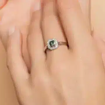 Bague art déco saphir teal diamant or blanc porté