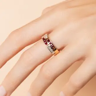 Alliance rubis et diamants taille princesse - collection 1848 - portée Alliance femme originale - Charles Arteon Joaillerie