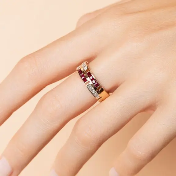 Alliance rubis et diamants taille princesse - collection 1848 - portée Alliance femme originale - Charles Arteon Joaillerie