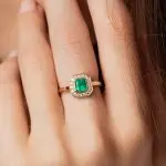 Bague art déco émeraude diamants or jaune portée