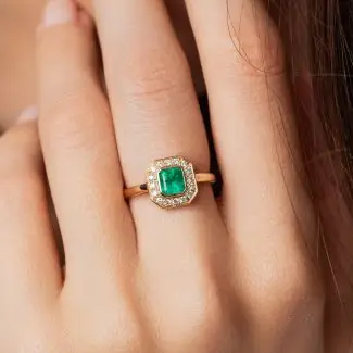 Bague art déco émeraude diamants or jaune portée